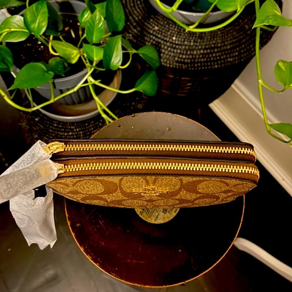 🔥COACH 🔥DOUBLE 🔥ZIPPER 🔥WRISTLET 🔥 - Picture 5 of 9